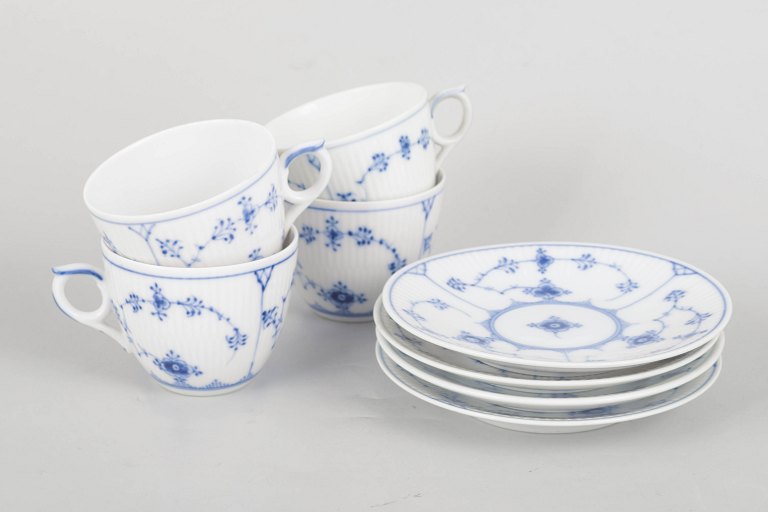 Royal Copenhagen Musselmalet Riflet, sæt med fire kaffekopper med underkopper.