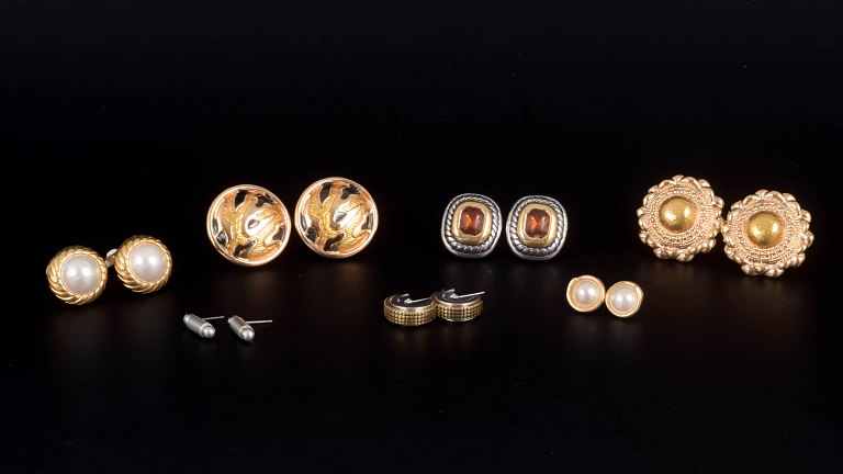 Sæt med syv par vintage øreclips / øreringe. Bijouteri. 20. århundrede.