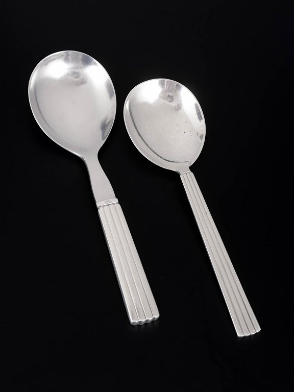 Georg Jensen Bernadotte, sæt med to serveringsskeer.