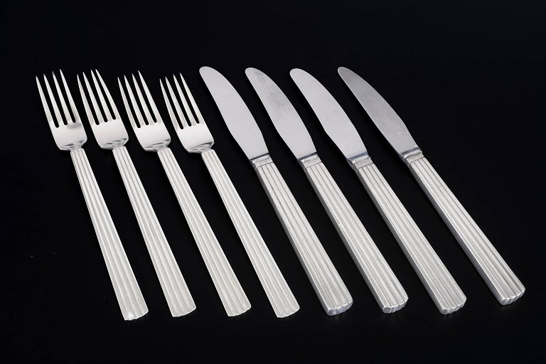 Georg Jensen Bernadotte, frokostbestik til fire personer.