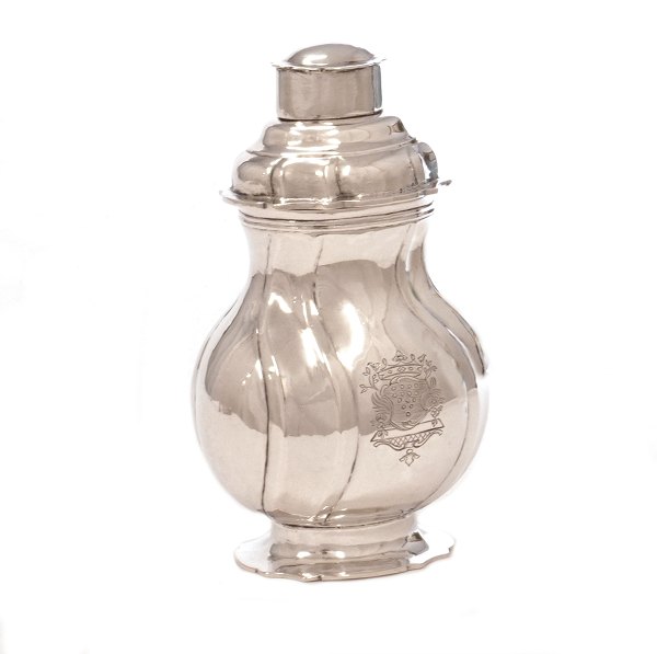 Tedåse i sølv udført Detlef Pape, København, 1755. H:13cm