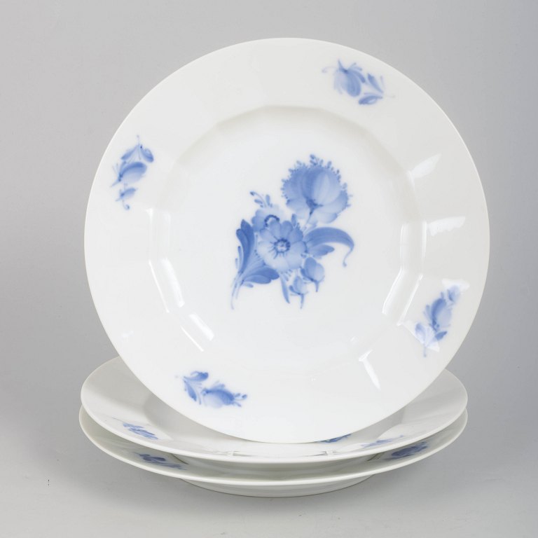 Royal Copenhagen Blå Blomst Kantet, sæt med tre frokosttallerkener.