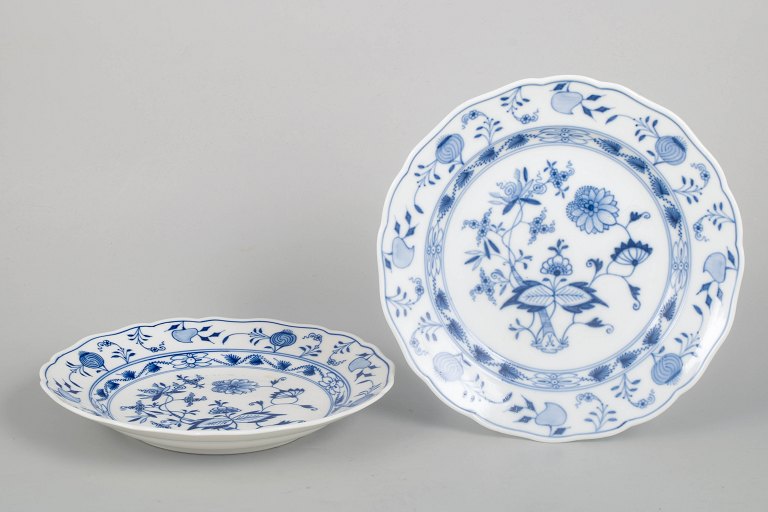 Meissen, par middagstallerkener med løgmønster.