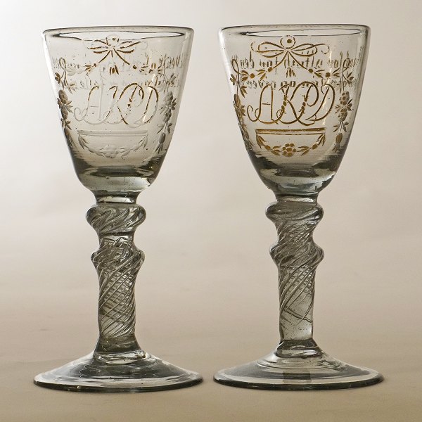 Et par Nøstetangen Chrystal Desert glas med forgyldte monogrammer i kartouche og drikkevers ca. år 1750. H: 14cm
