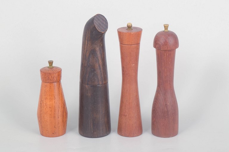 Samling af fire danske  salt- og peberkværne i eksotisk træ, ca. 1960’erne.