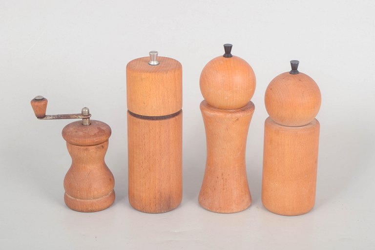 Samling af fire danske og franske salt- og peberkværne, ca. 1960’erne.