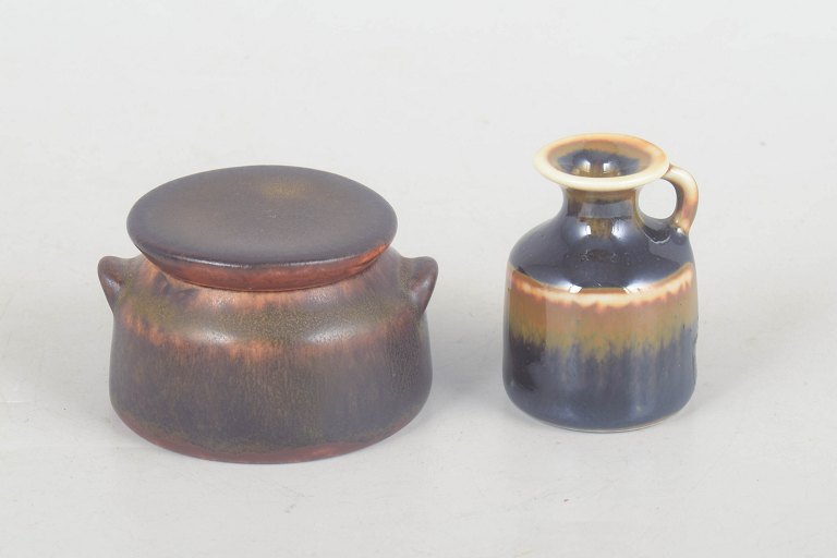 Carl-Harry Stålhane for Rörstrand, to miniature-lågkrukke og kande.