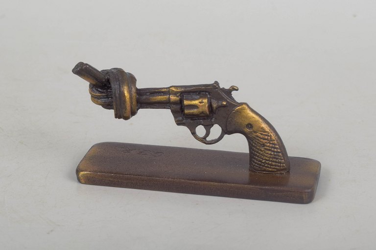 Carl Fredrik Reuterswärd, Non-Violence miniaturebronzeskulptur.