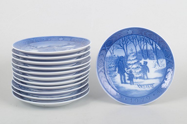Royal Copenhagen, sæt med tolv juleplatter.