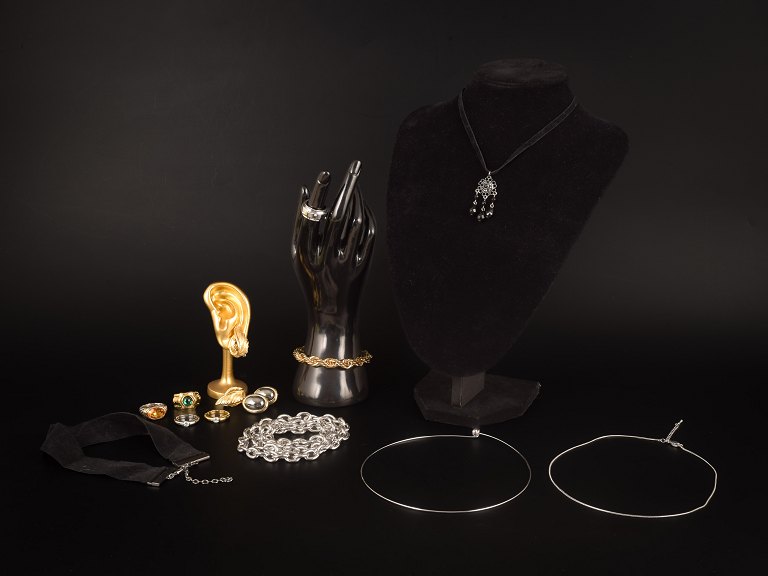 Sæt med 13 vintage smykker. Ringe, armbånd, halskæder og øreringe. Bijouteri. 20. århundrede.