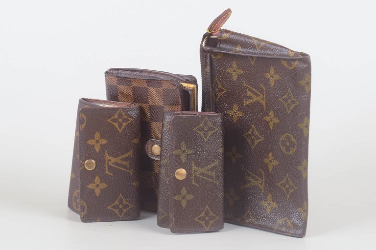 Louis Vuitton, to nøgleetuier, pung og lille taske.